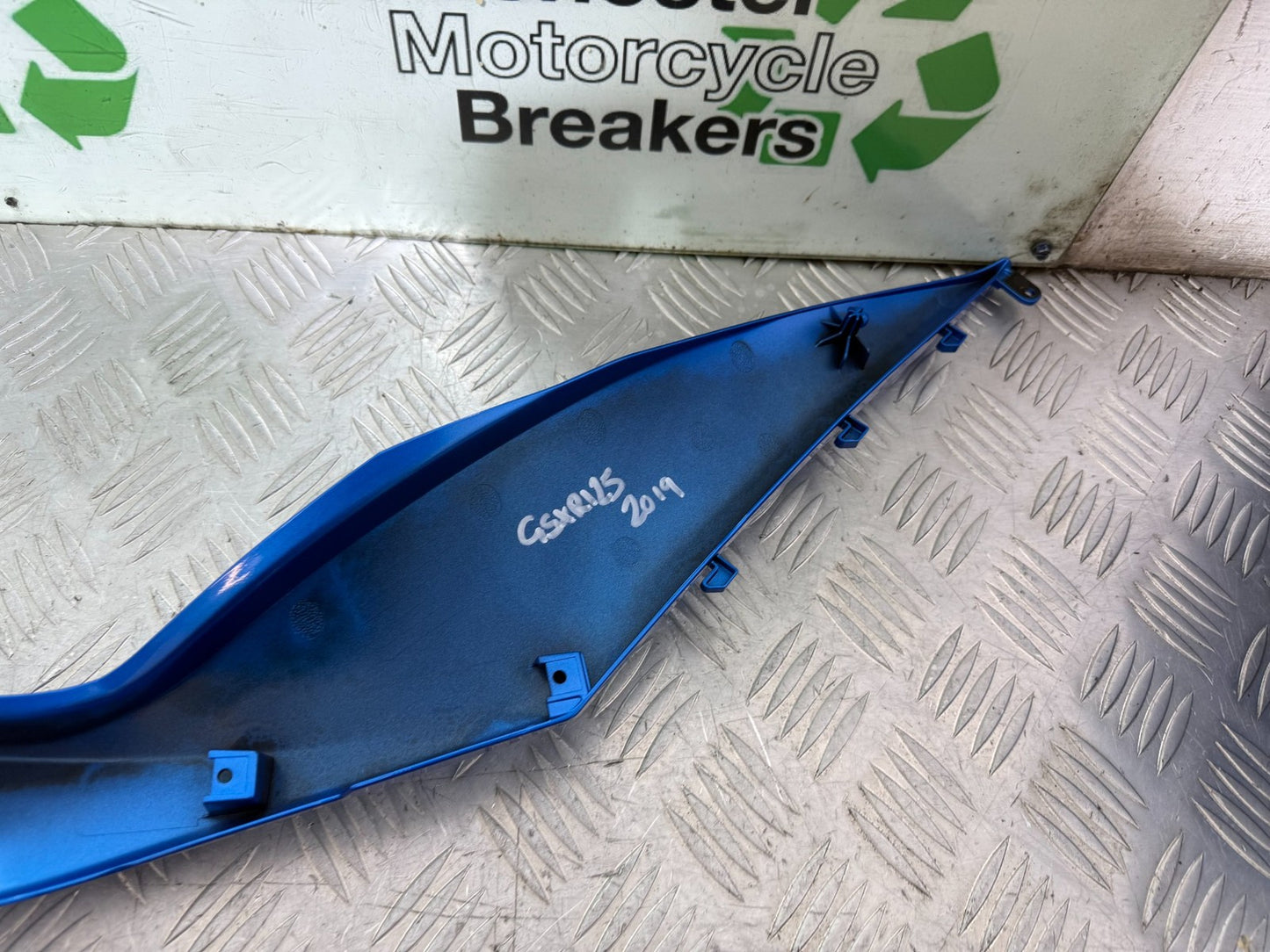 SUZUKI GSXR 125 GSX R125 LEFT SEAT PANEL YEAR 2017 - 2023
