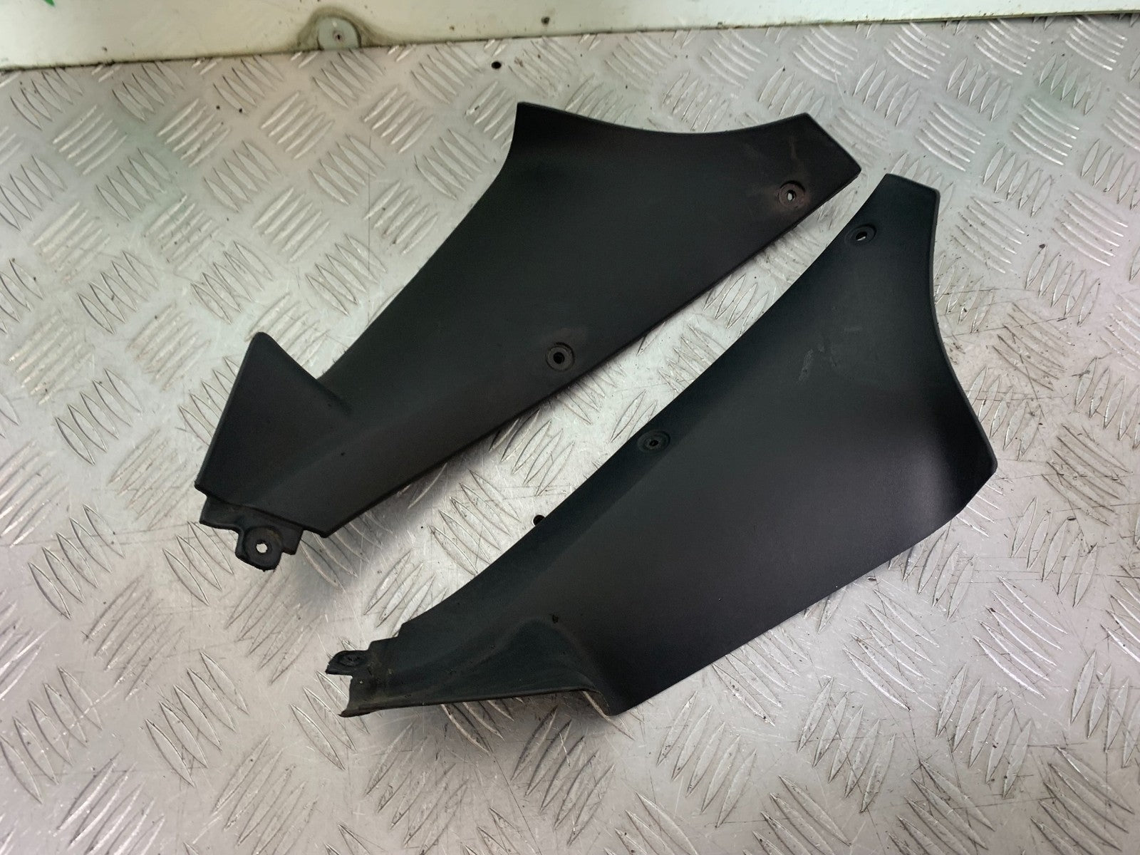 TRIUMPH 1050 SPRINT ST LEFT & RIGHT INNER INFILLS  2003-2011 (CMB1285)
