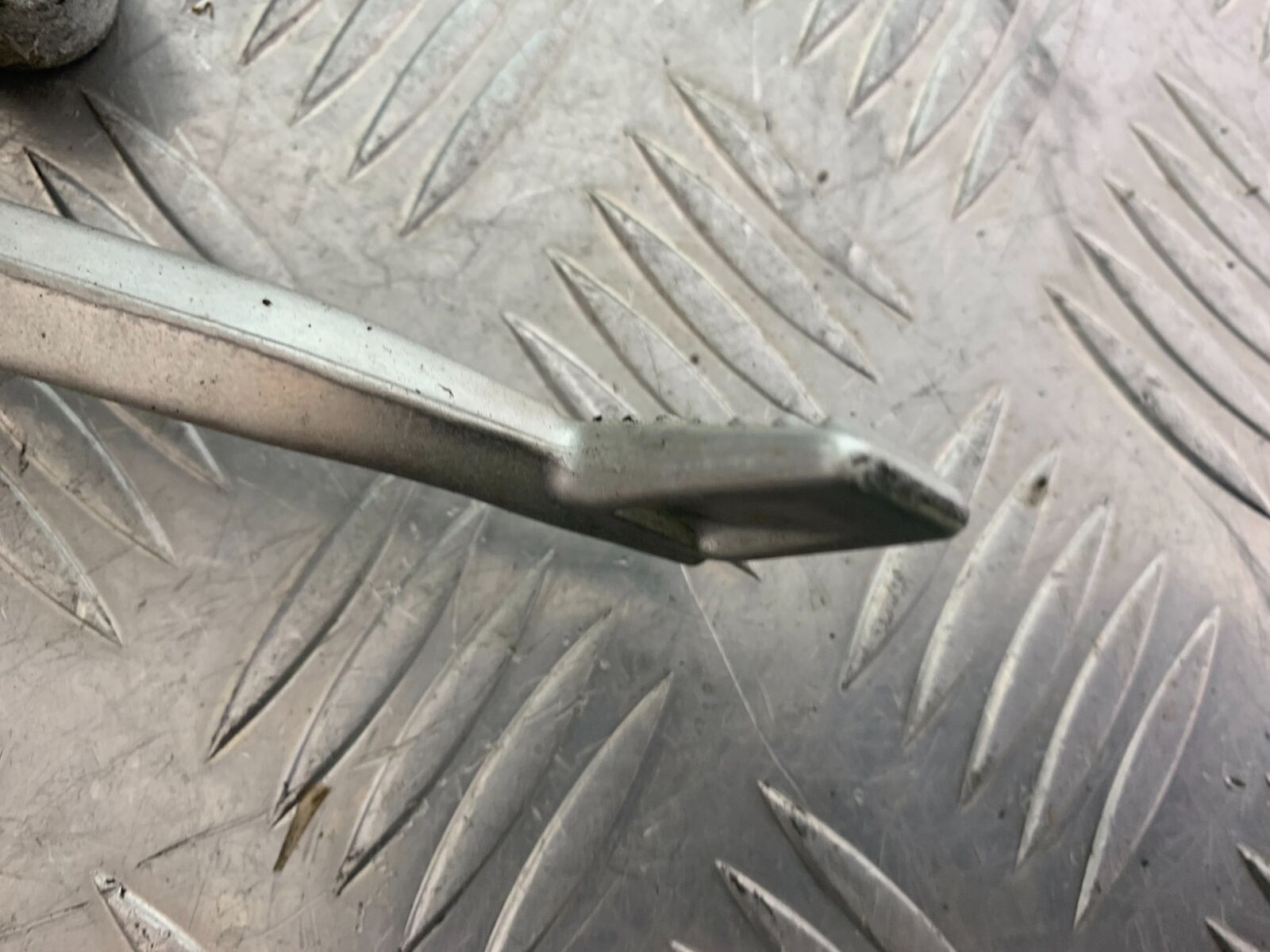 TRIUMPH 955i SPRINT ST FRONT RIGHT HANGER  YEAR 1999-2004 (CMB1124)