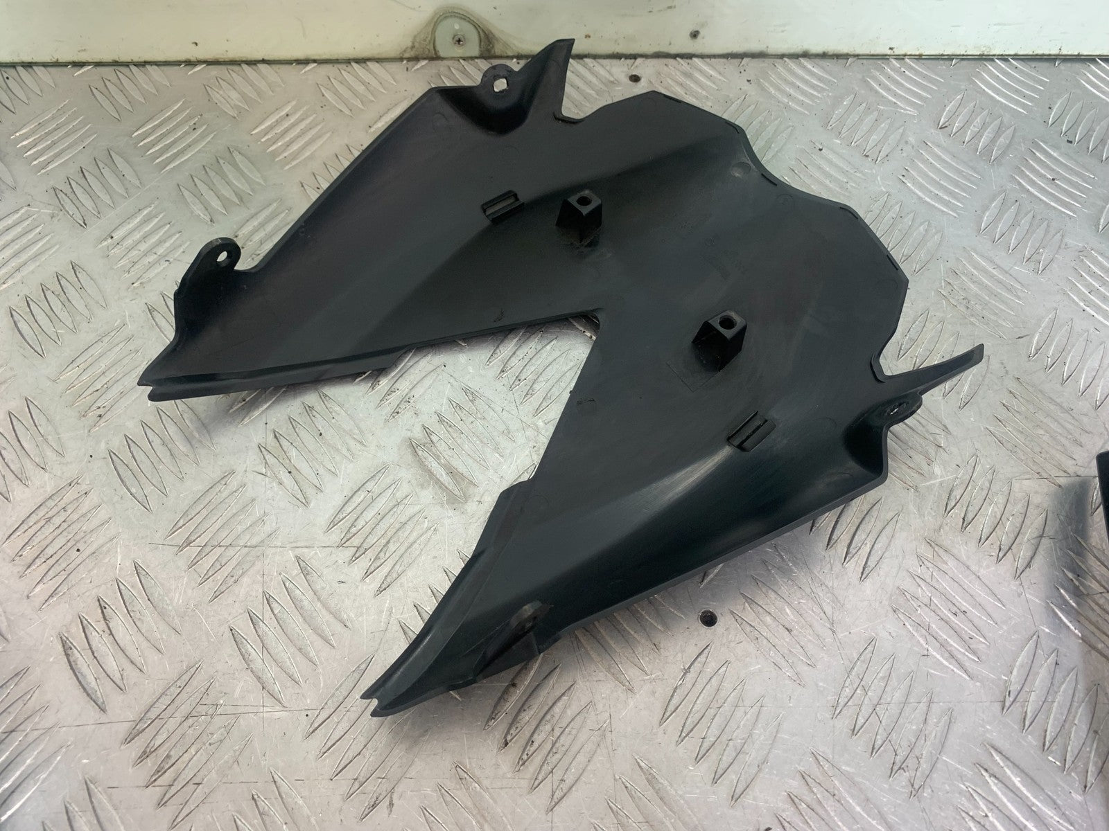 TRIUMPH 675 STREET TRIPLE UNDERTRAY  2013-2016 (CMB1186)