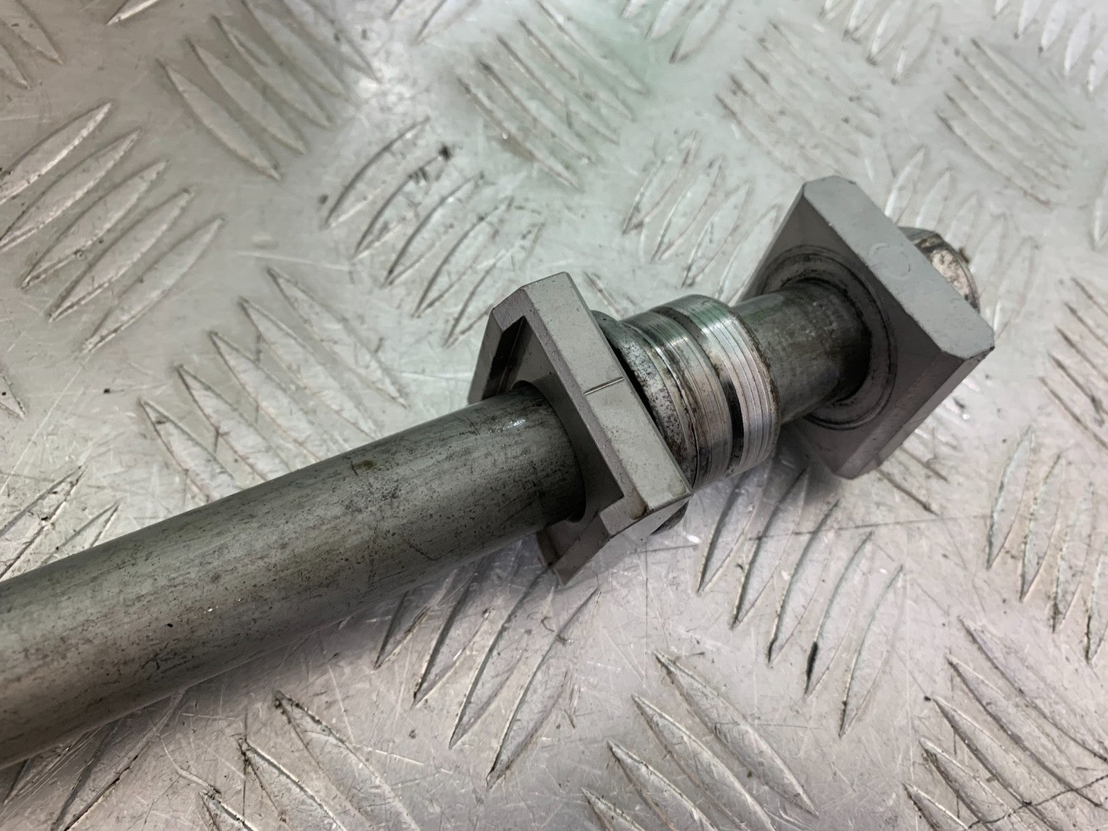 HONDA CBR1000 rr FIREBLADE REAR WHEEL SPINDLE    2008-2011 (CMB1253)
