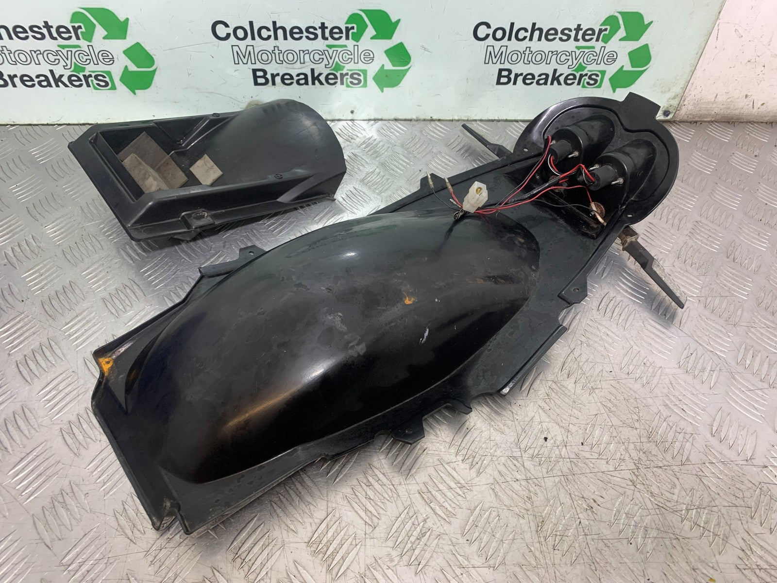 SUZUKI GSF600 GSF 600 BANDIT UNDERTRAY &  REAR LIGHT    2000-2004 (CMB1269)