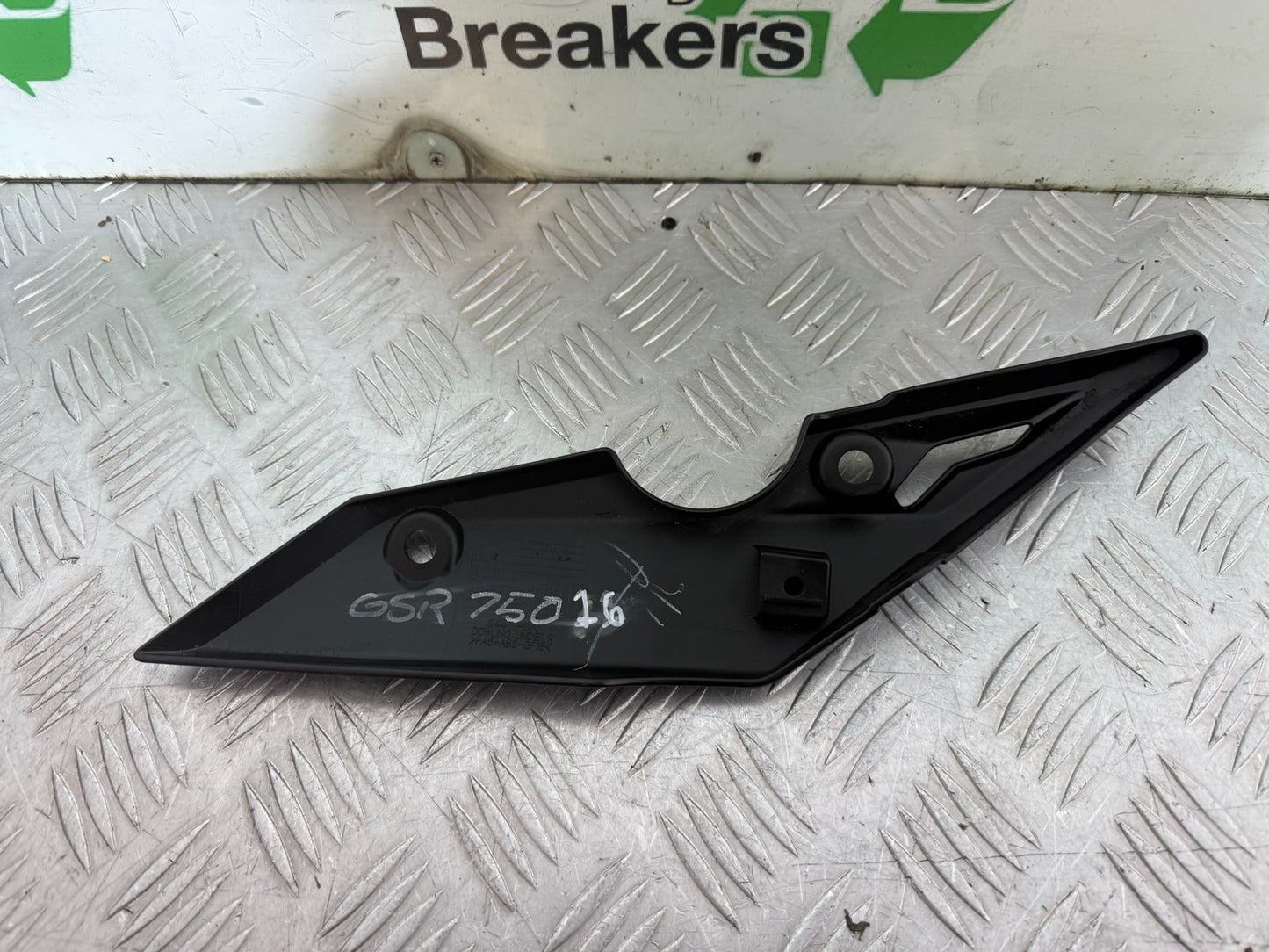 SUZUKI GSR750 GSR 750 RIGHT FAIRING TRIM INFILL COWLING UNDER YEAR 2011 - 2018
