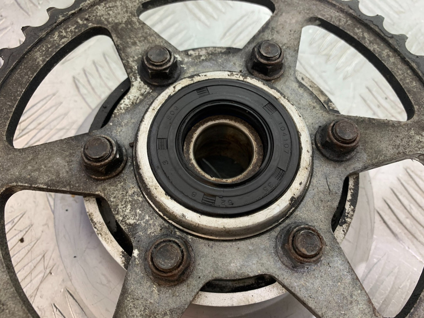 SUZUKI GSF1200 GSF 1200 BANDIT SPROCKET CARRIER YEAR 2001-2004 (CMB1188)