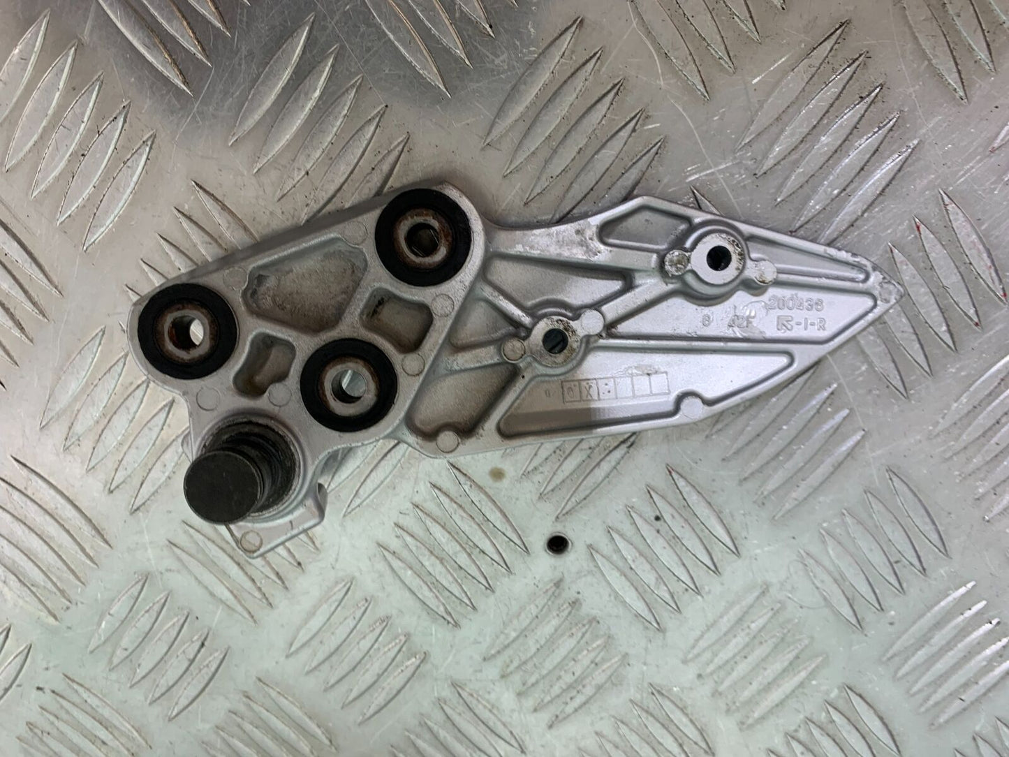 SUZUKI GSX1400 GSX 1400 FRONT RIGHT HANGER  YEAR 2002-2006 (CMB1007)