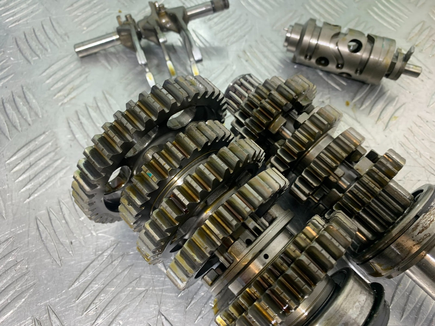 TRIUMPH 955I SPRINT RS GEAR BOX  YEAR 1999-04