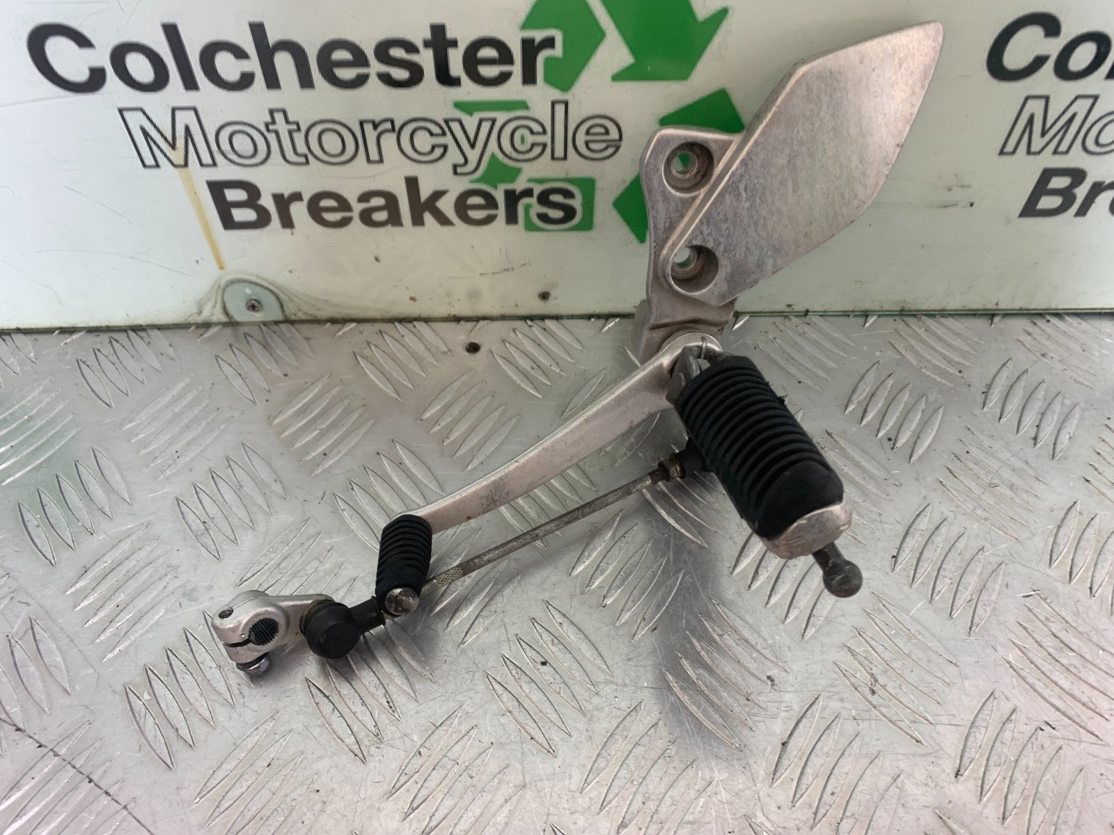 YAMAHA XJR1300 XJR 1300 FRONT LEFT HANGER   YEAR  1999-2003 (CMB1119)