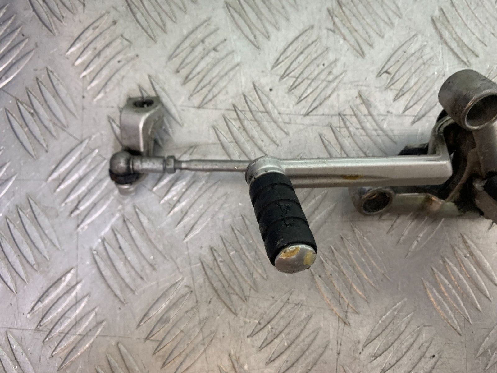TRIUMPH 1050 SPRINT GT FRONT LEFT HANGER & GEAR LEVER  YEAR 2010-2016 (CMB1250)