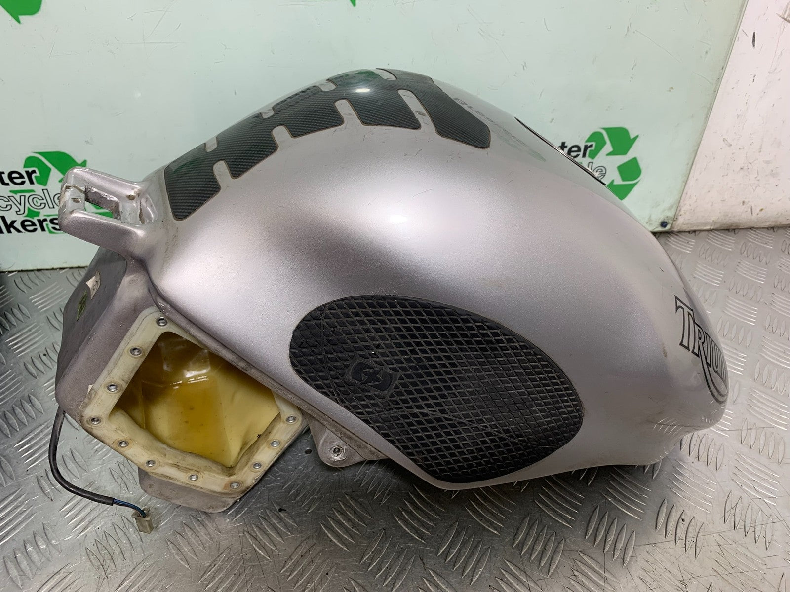 TRIUMPH 955i DAYTONA PETROL TANK  YEAR 2002-2006 (CMB1229)
