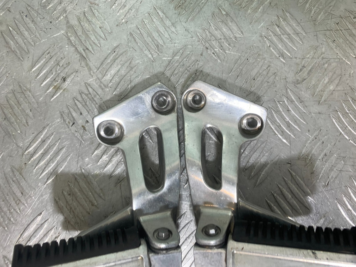 YAMAHA XJ900 XJ 900 DIVERSION REAR HANGERS AND PEGS  YEAR 1994-2002 (CMB1292)