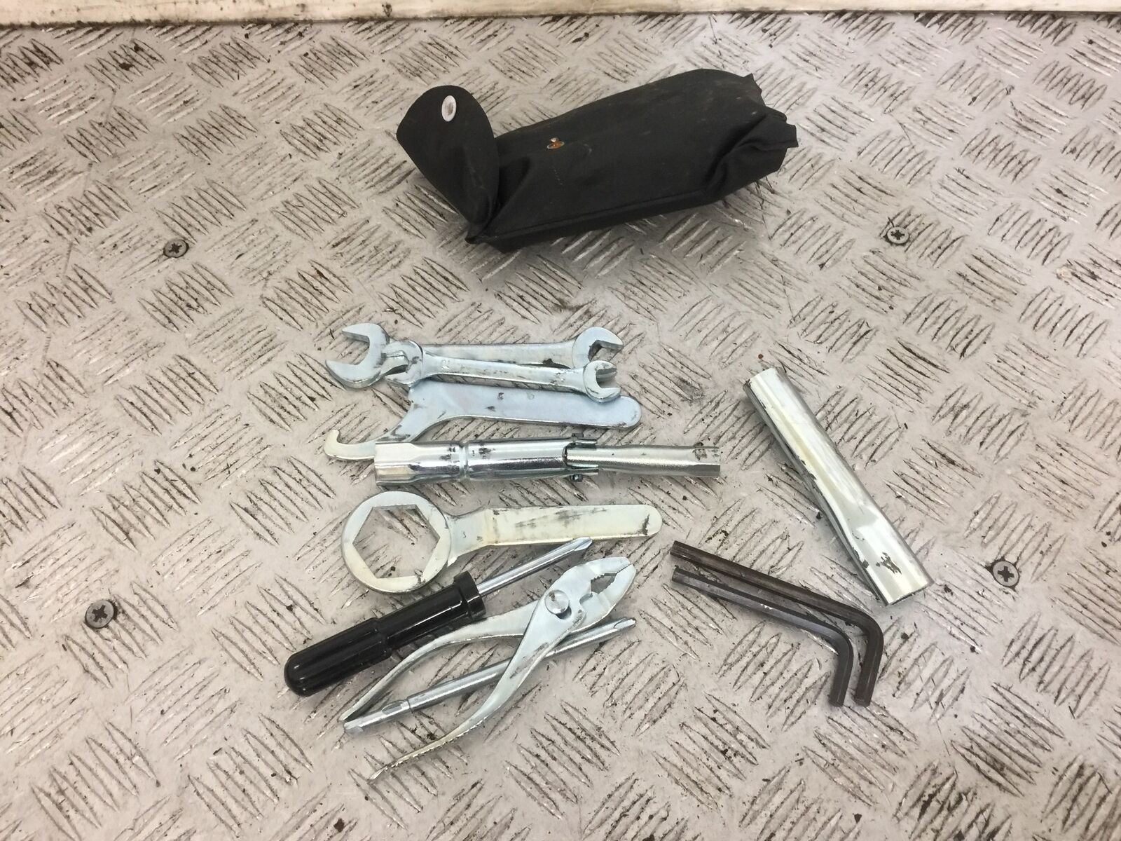 SUZUKI GSR600 GSR 600 TOOL KIT   YEAR 2006-2010 (STOCK 807)