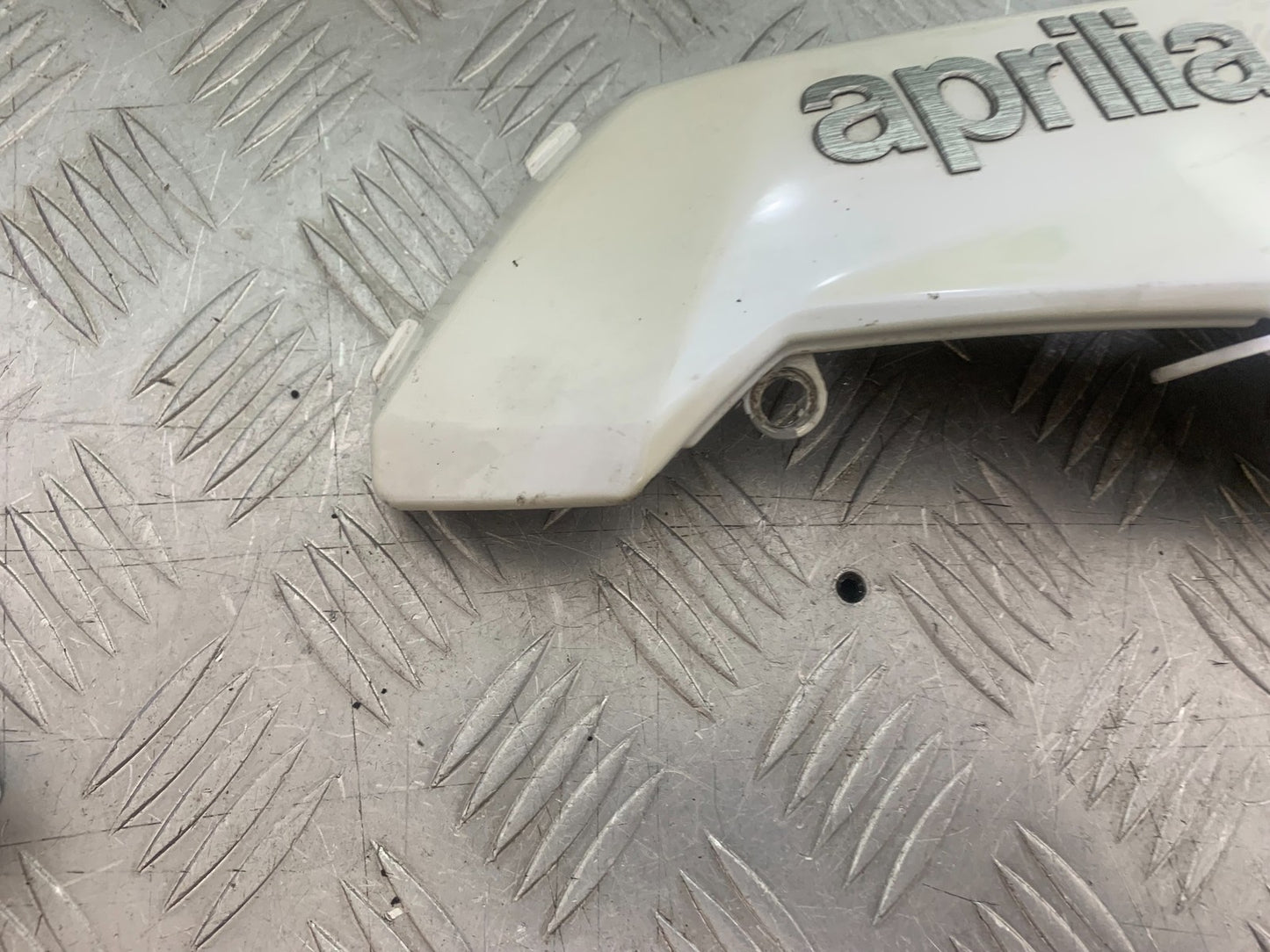 APRILIA SL750 SL 750 SHIVER RIGHT TANK PANEL   YEAR 2008-2016 (CMB1242)