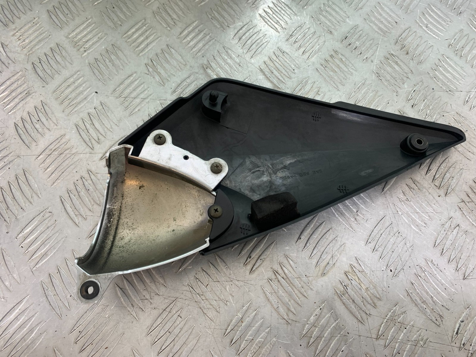 SUZUKI GSF1200 GSF 1200 BANDIT LEFT SEAT PANEL  YEAR 2001-2004 (CMB1188)