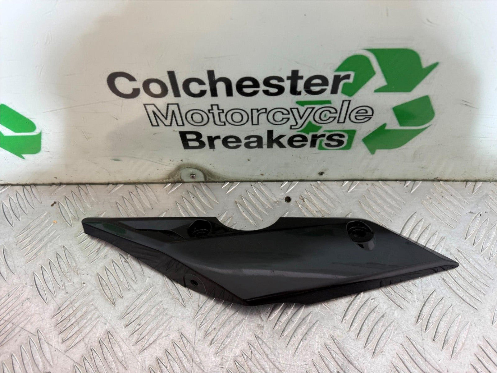 SUZUKI GSR750 GSR 750 RIGHT FAIRING TRIM INFILL COWLING UNDER YEAR 2011 - 2018