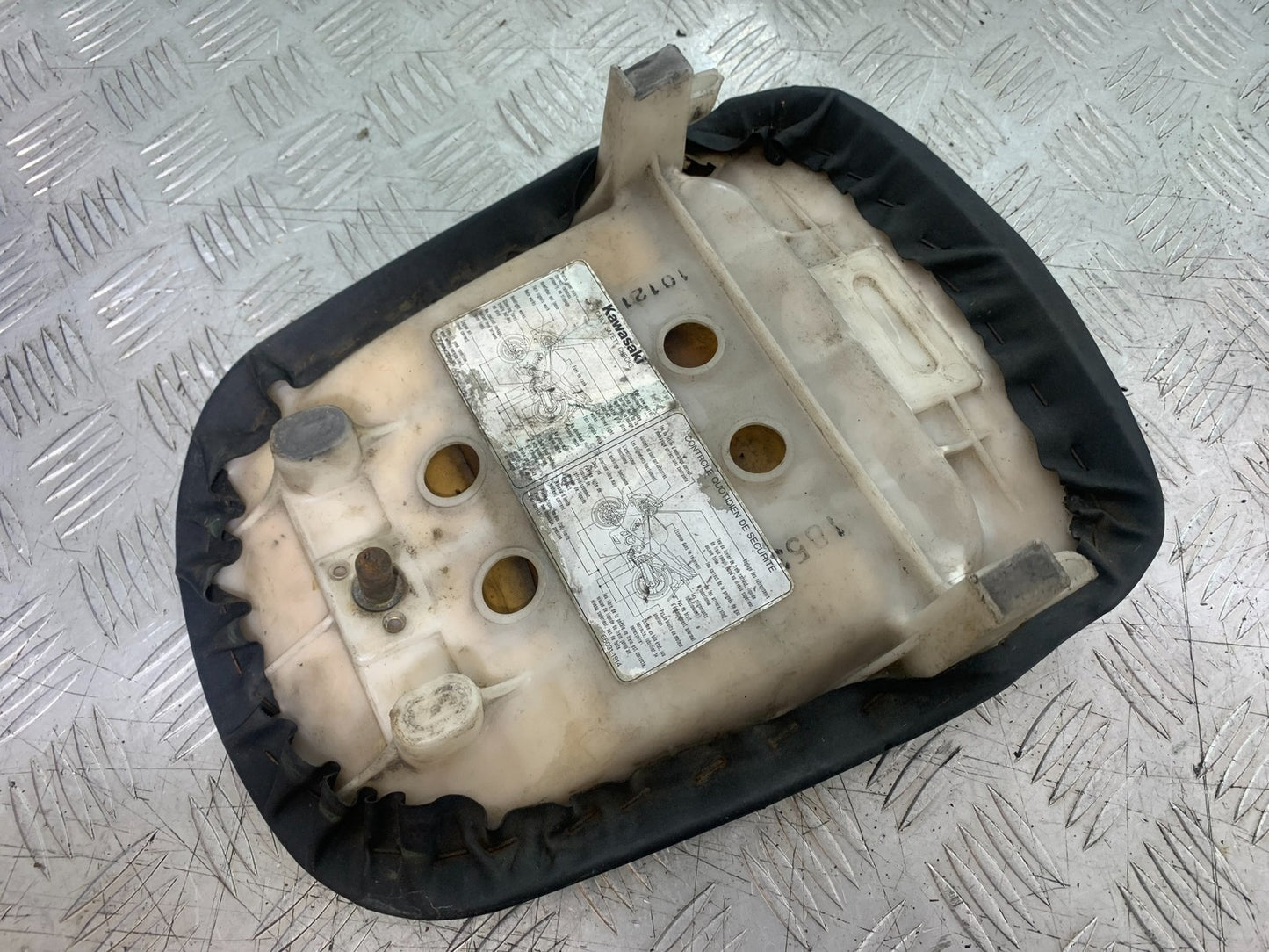 KAWASAKI ZX9R ZX9 C REAR SEAT   YEAR 1998-99 (CMB1213)