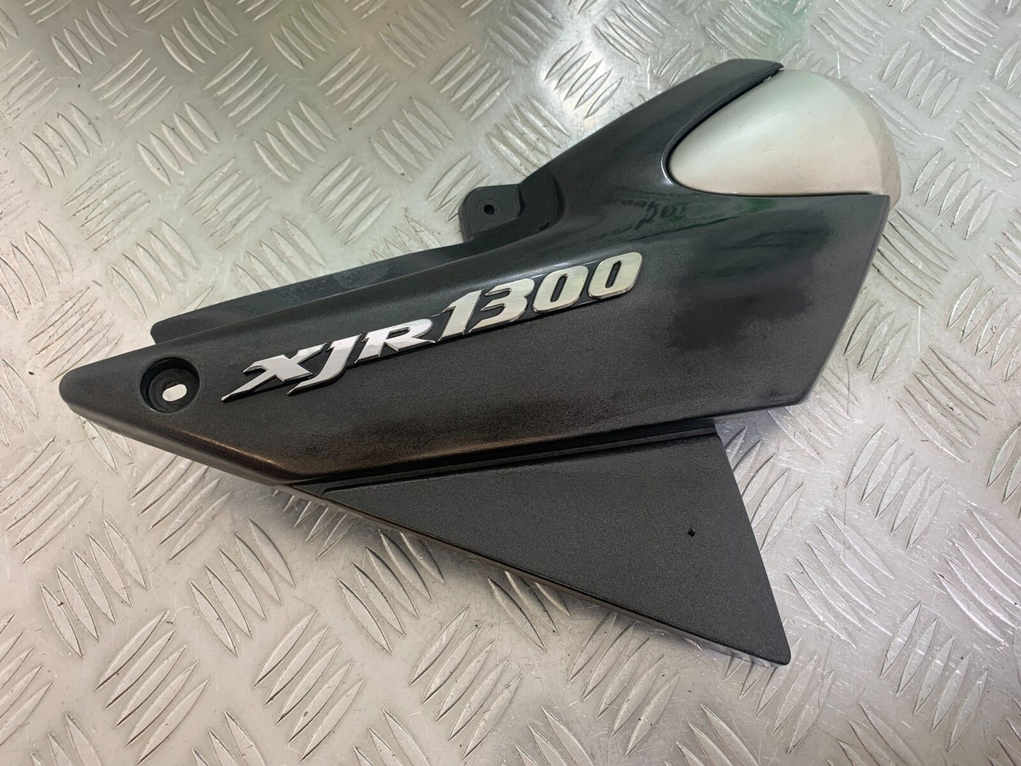 YAMAHA XJR1300 XJR 1300 RIGHT SEAT PANEL  YEAR 1999-2003 (CMB1055)
