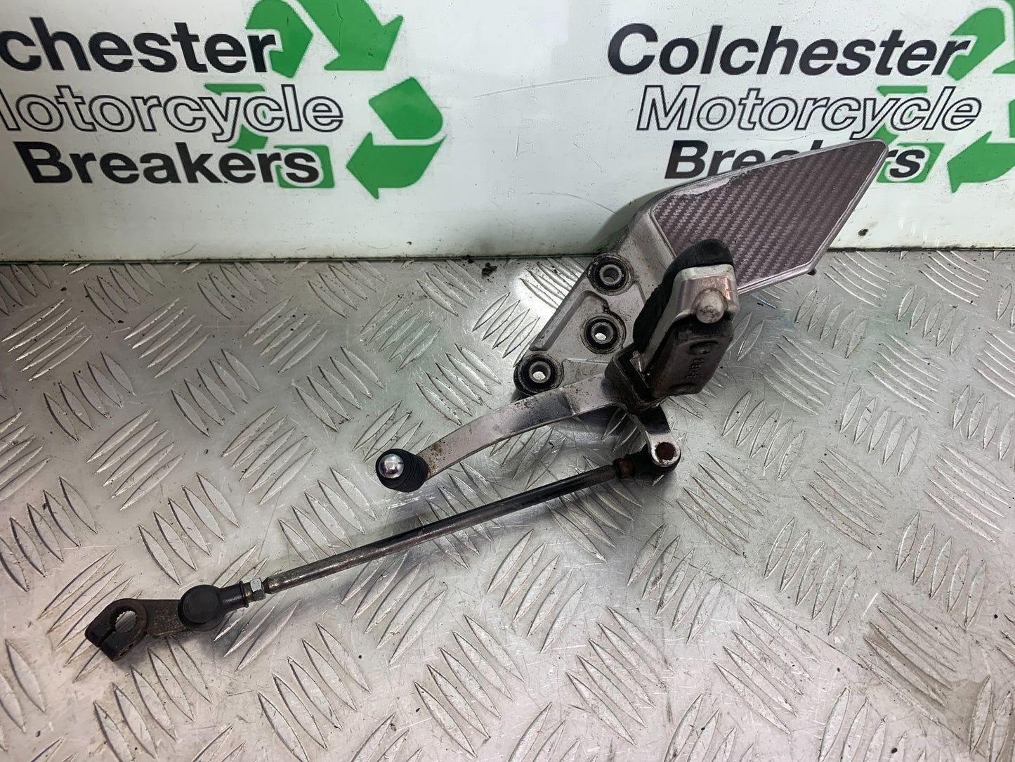 SUZUKI GSF600 GSF 600 BANDIT FRONT LEFT HANGER  YEAR 2001-2003 (CMB1157)