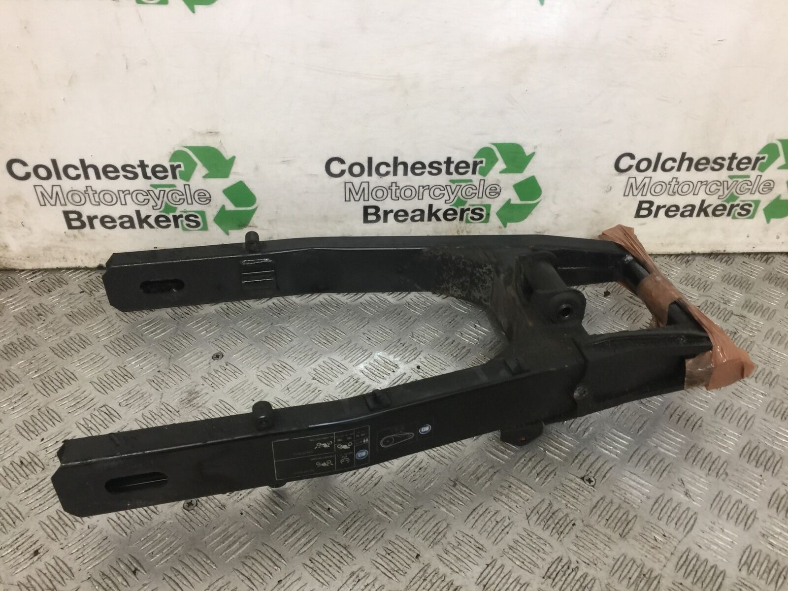 KAWASAKI Z800 Z 800 SWINGARM   YEAR 2015  (STOCK 874)