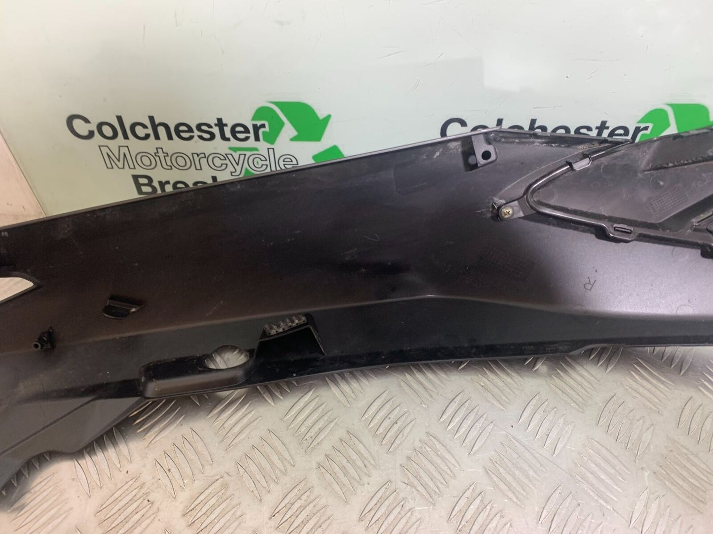 SUZUKI AN400 AN 400 BURGMAN RIGHT SEAT PANEL YEAR 2017-2024 (CMB1118)