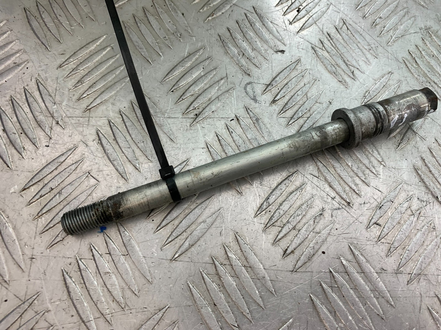 HONDA XL125 VARADERO FRONT WHEEL SPINDLE   YEAR 2001-2006  (CMB1304)