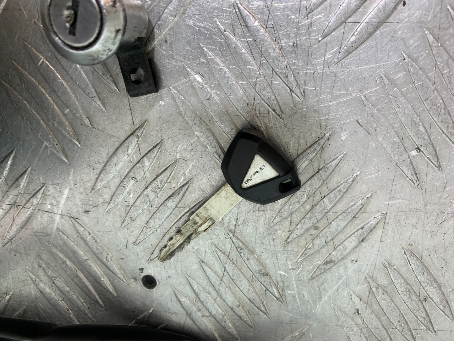 KAWASAKI 650 VERSYS LOCKS AND KEY  YEAR 2015-2018 (CMB1288)