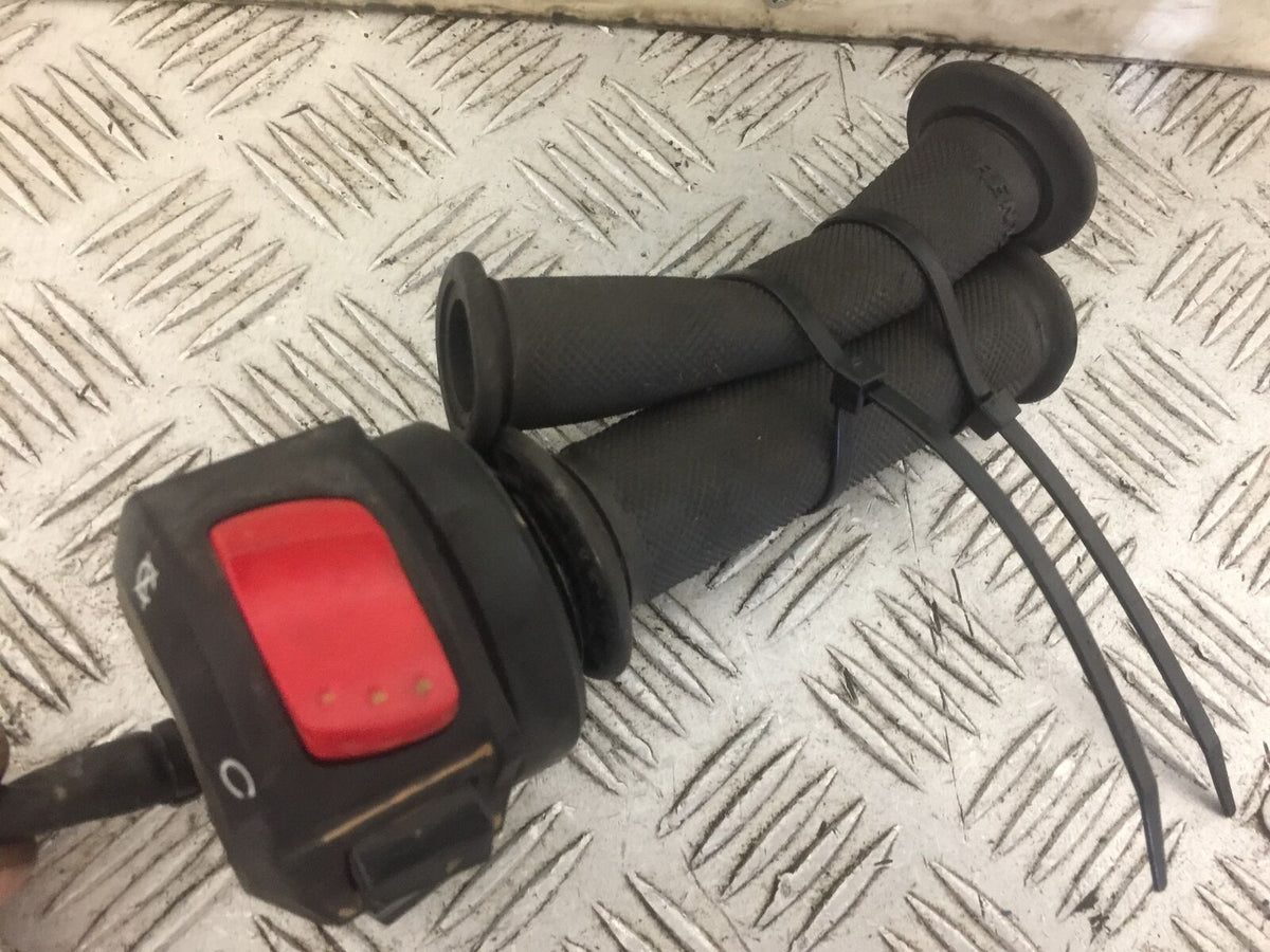SUZUKI GSXR 600 L1-L8 RIGHT SWITCH GEAR   YEAR 2011-2017 (STOCK 728)