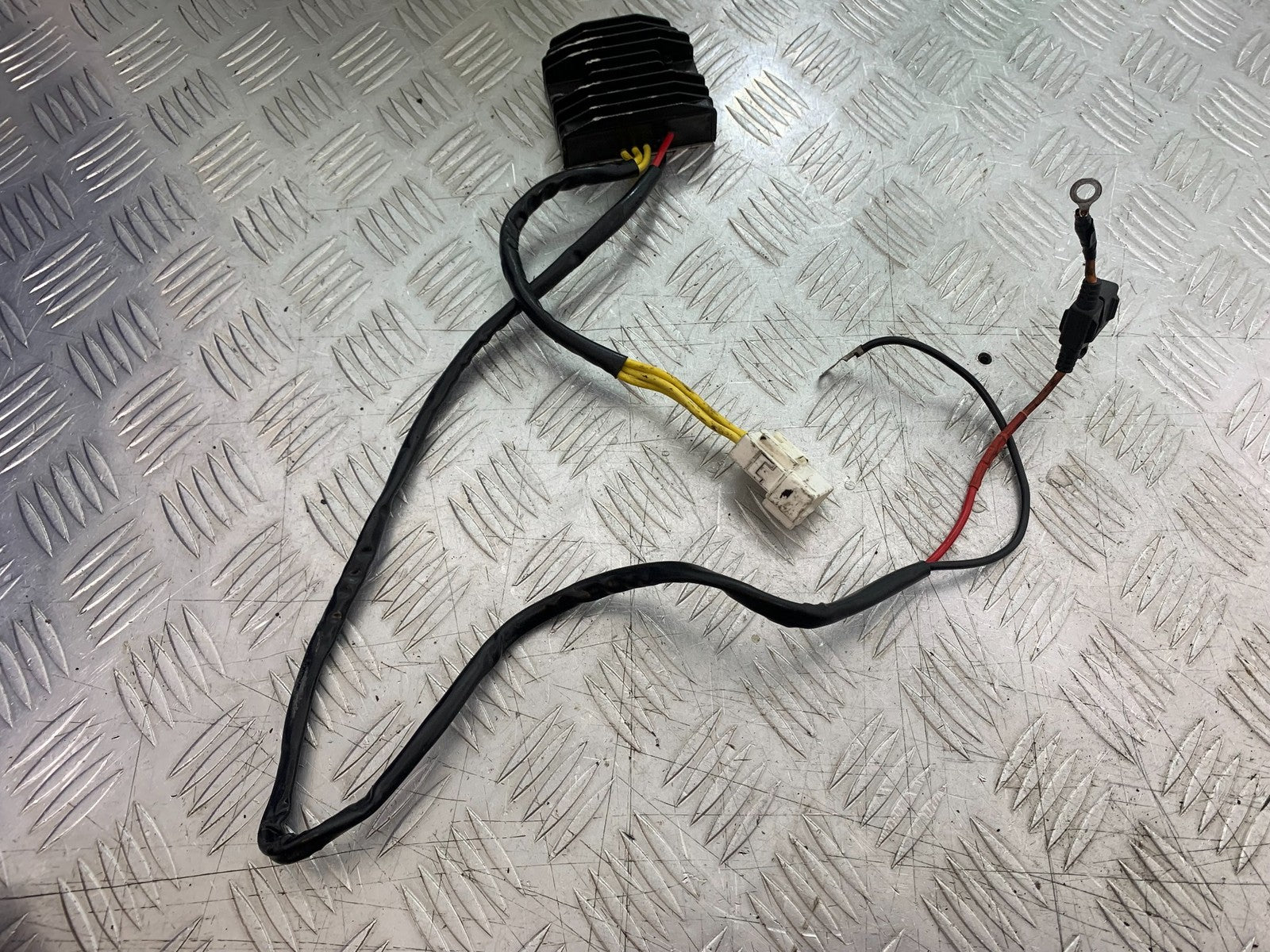 TRIUMPH 955i DAYTONA REGULATOR YEAR 2002-2006 (CMB1229)