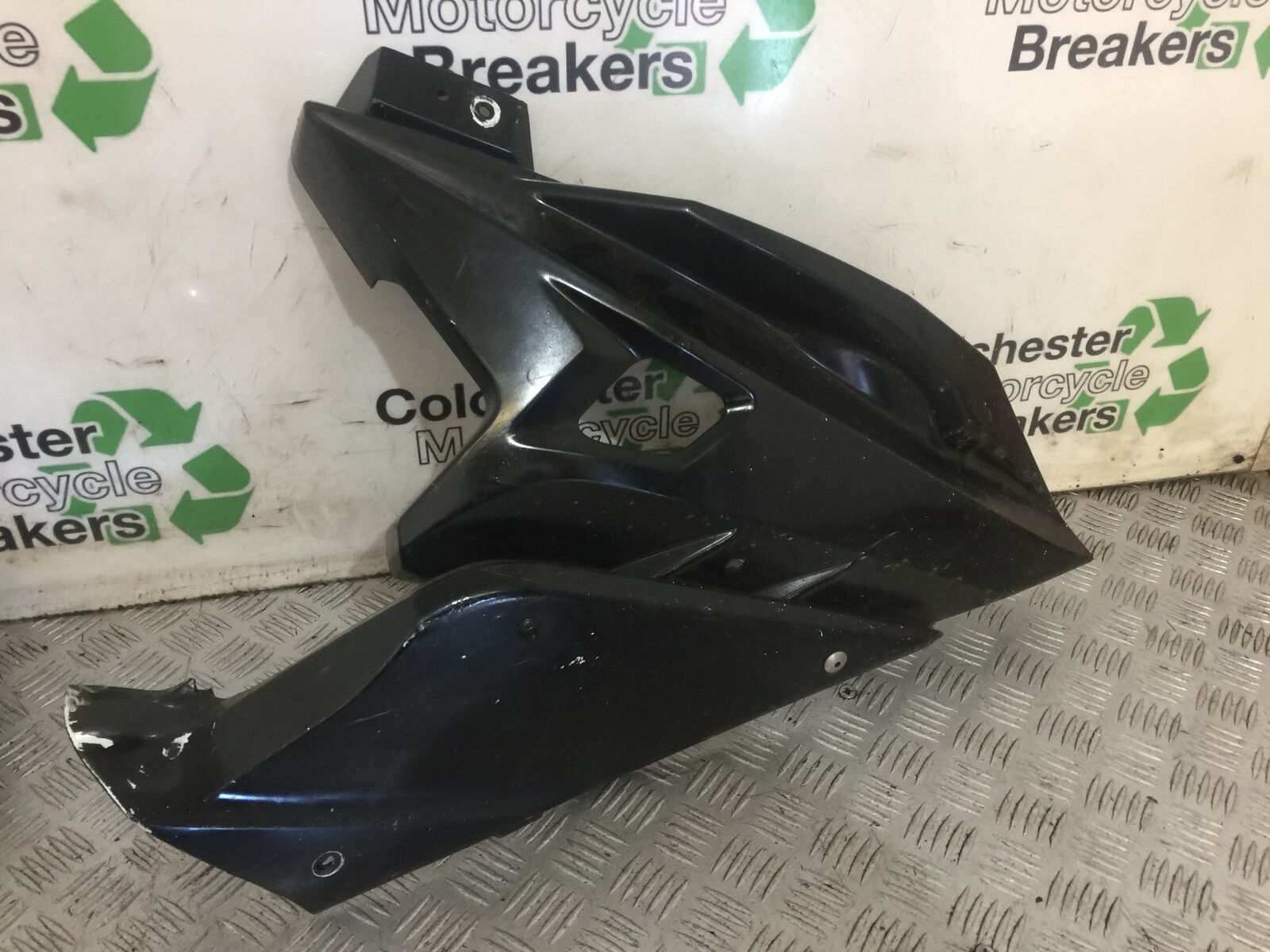 YAMAHA YZF-R125 YZF 125 RIGHT BELLYPAN  YEAR 2011 (STOCK 744)