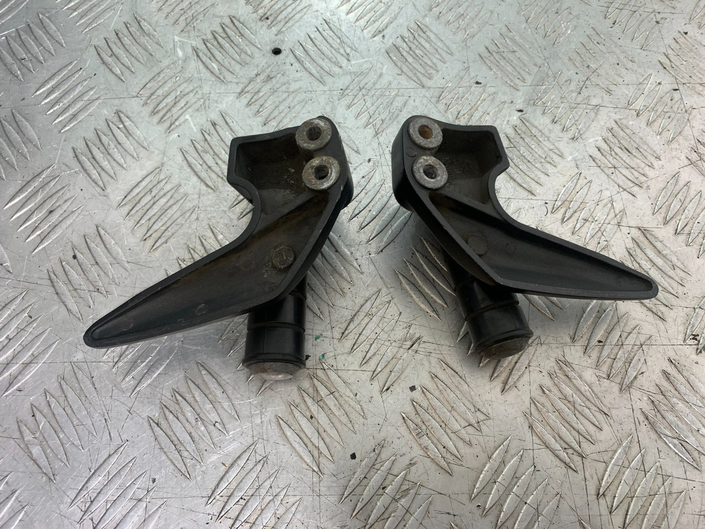 YAMAHA XVS 1300 MIDNIGHT STAR REAR HANGER AND PEGS  YEAR 2007-16 (CMB1200)