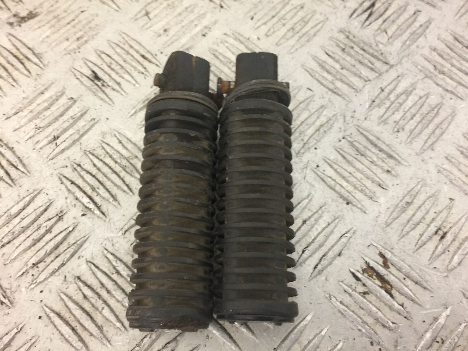 HONDA VT125 VT 125 SHADOW REAR PEGS  2006  (STOCK 550)