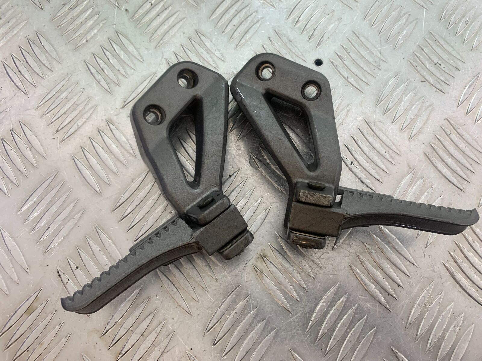 NECO GPX125 REAR HANGERS AND PEGS YEAR 2016-2021(CMB1052)