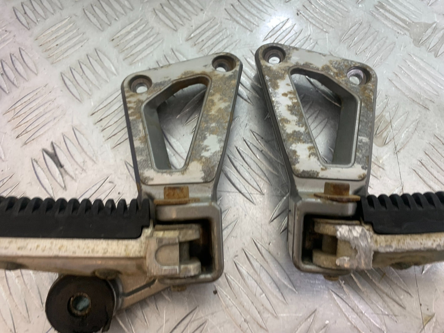 SUZUKI GSF1200  GSF 1200 BANDIT REAR HANGERS  YEAR 1997-2000 (CMB1149)