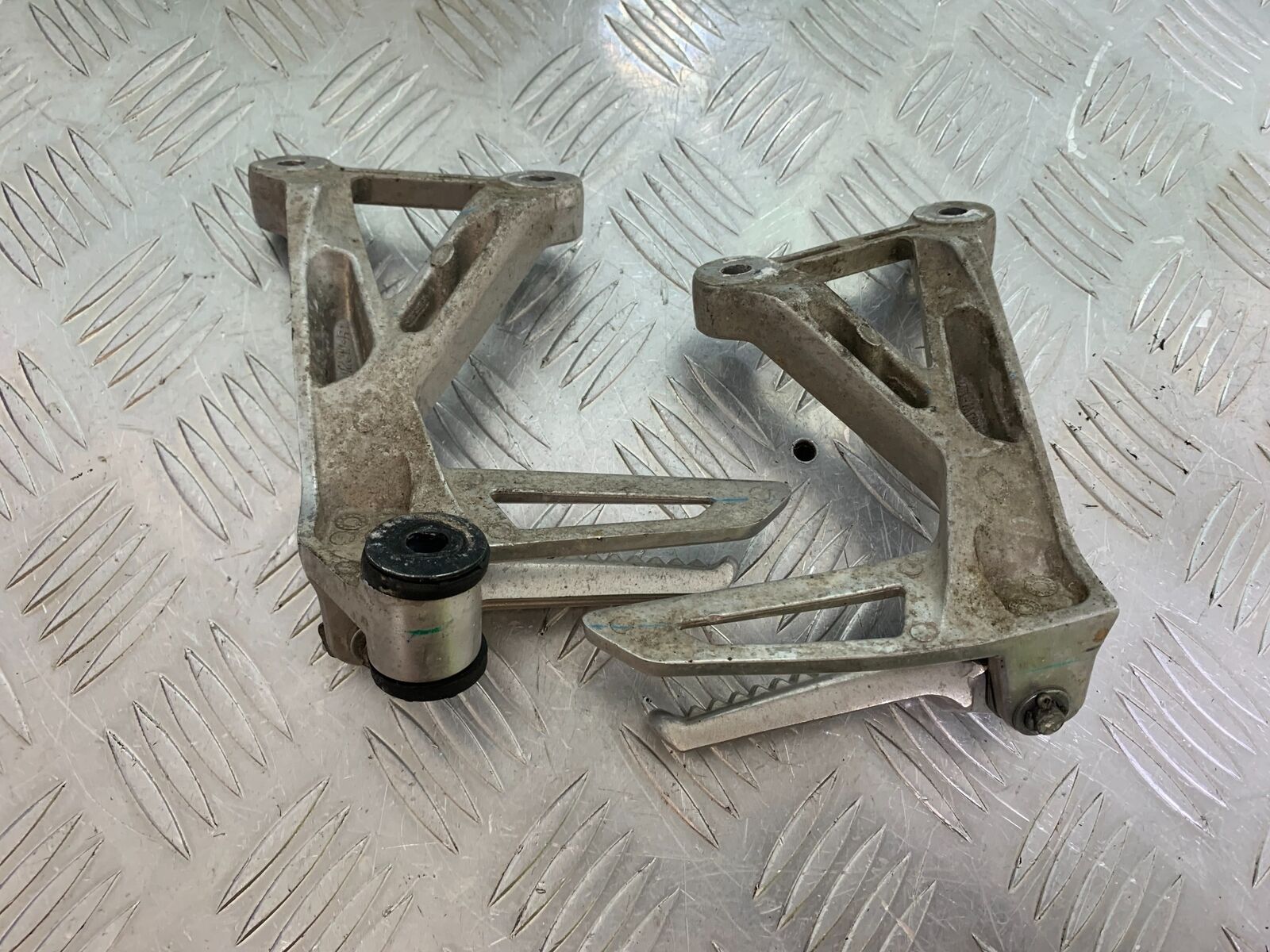 HONDA CBR500R CBR 500 R REAR HANGERS AND PEGS  YEAR 2016 (CMB1066)