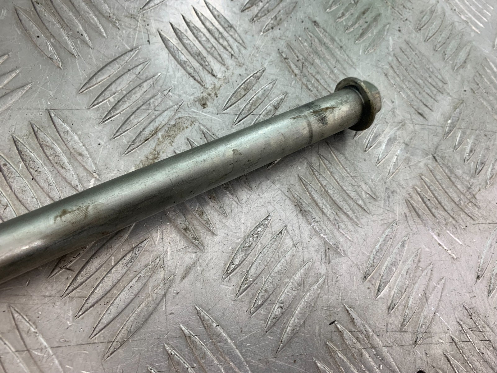 SUZUKI GSF600 GSF 600 BANDIT SWINGARM SPINDLE   2000-2004 (CMB1269)