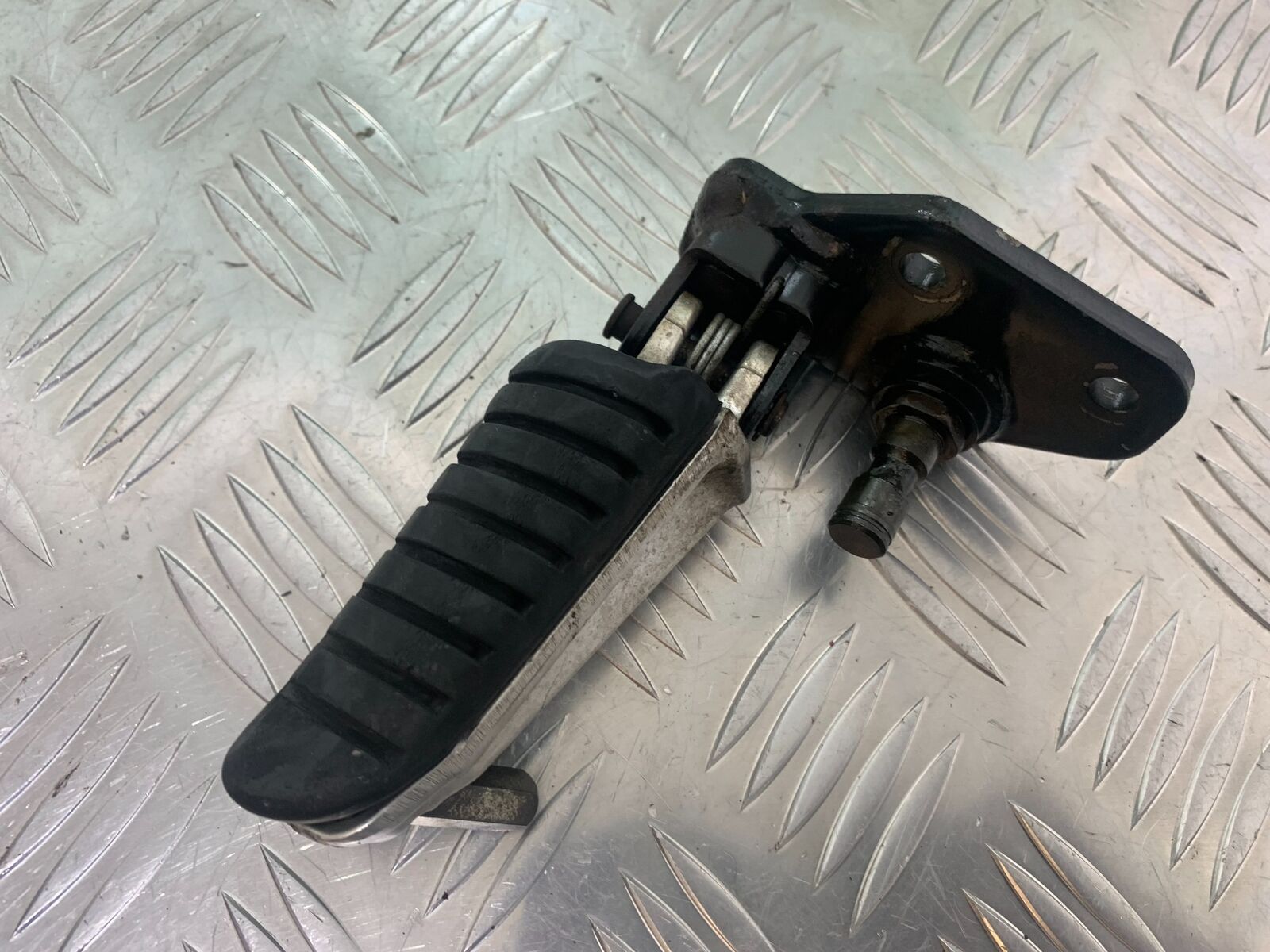 SUZUKI DL 650 V-STROM FRONT LEFT PEG AND BRACKET   YEAR 2016 (STOCK 996)