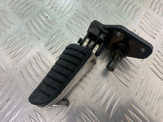 SUZUKI DL 650 V-STROM FRONT LEFT PEG AND BRACKET   YEAR 2016 (STOCK 996)