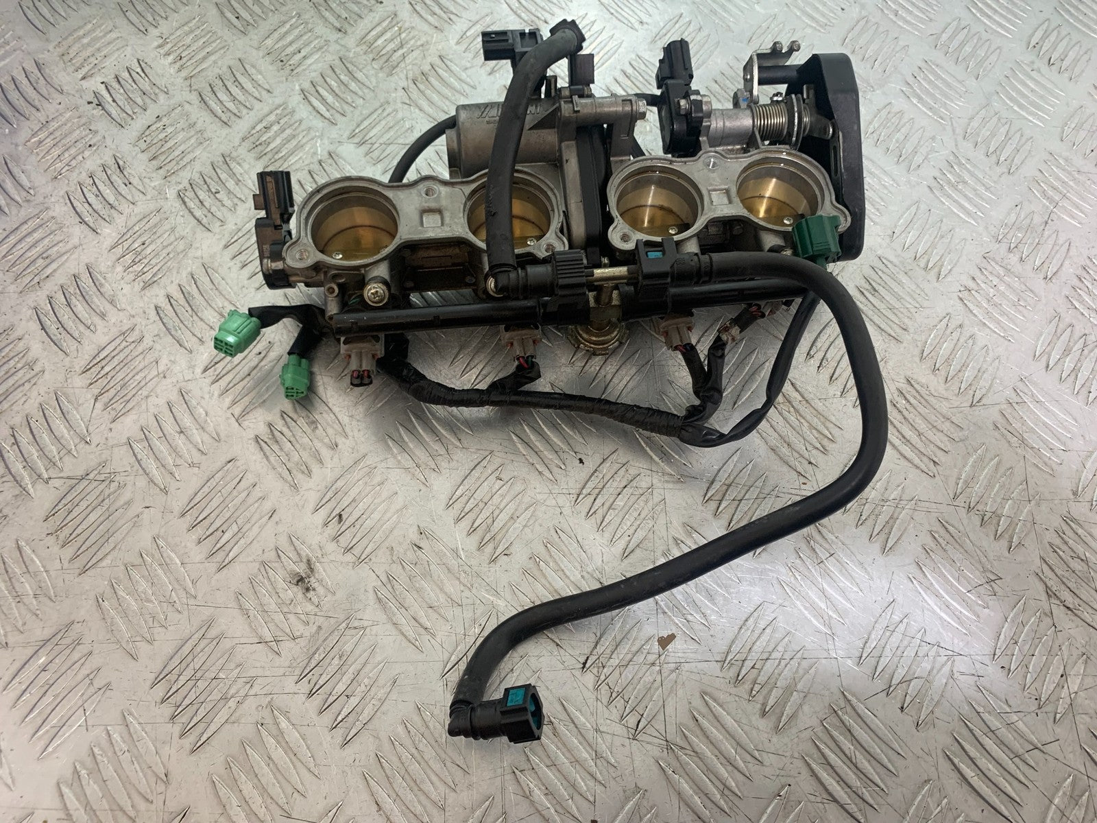 YAMAHA YZF R1 14 B BIG BANG THROTTLE BODIES   2009-14 (CMB1175)