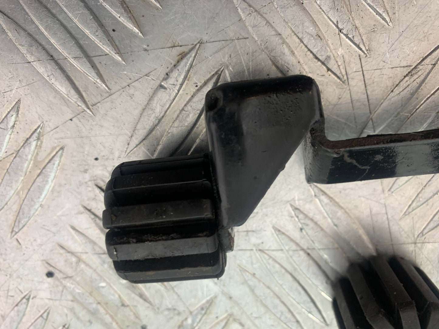 BMW R850 R R850R PETROL TANK MOUNT AND RUBBERS  YEAR 1994-2002 (CMB1170)