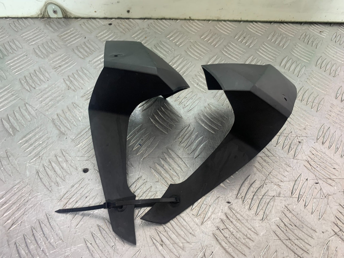 YAMAHA XJ6 XJ6-S LEFT AND RIGHT TOP FAIRING  INFILLS   YEAR 2009-2015  (CMB1212)