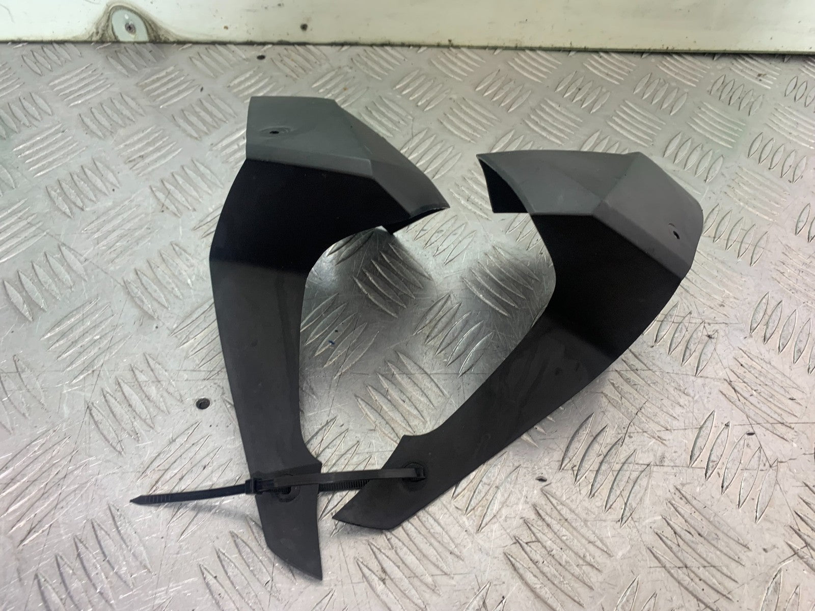 YAMAHA XJ6 XJ6-S LEFT AND RIGHT TOP FAIRING  INFILLS   YEAR 2009-2015  (CMB1212)