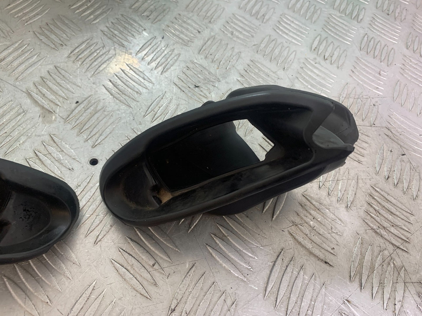YAMAHA YZF R1 14 B BIG BANG LEFT & RIGHT AIR TUBE RUBBERS   2009-14 (CMB1175)