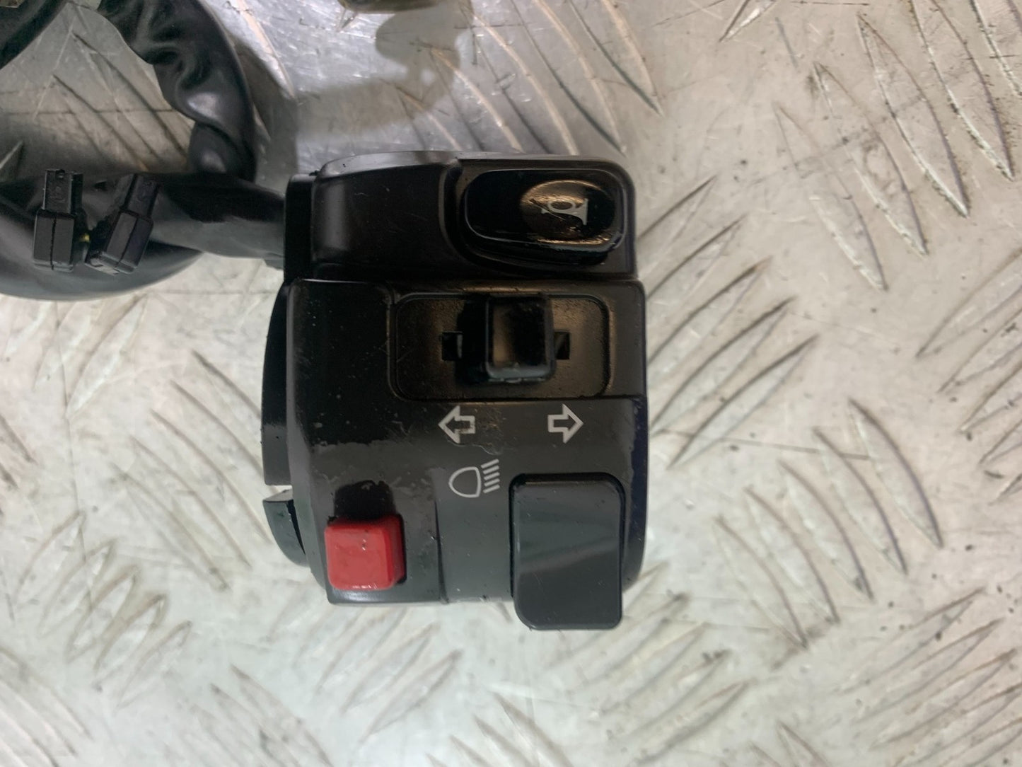 YAMAHA YZF R1 14 B BIG BANG LEFT SWITCH GEAR   2009-14 (CMB1175)