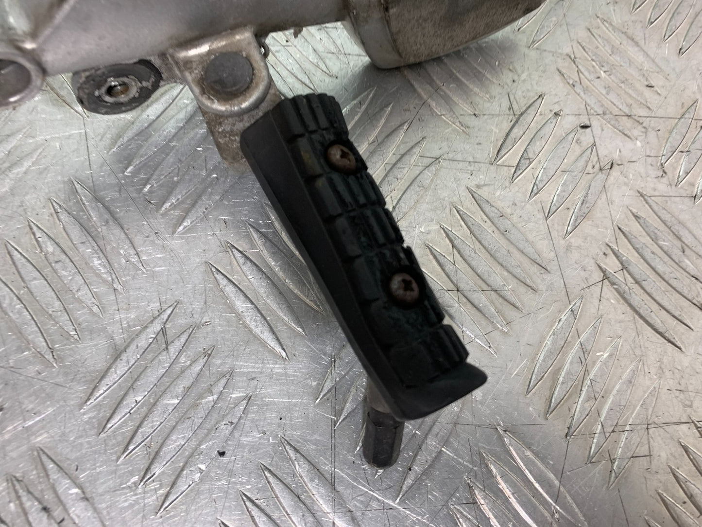 TRIUMPH 955i SPRINT ST FRONT LEFT HANGER   YEAR 1999-04 (CMB1230)