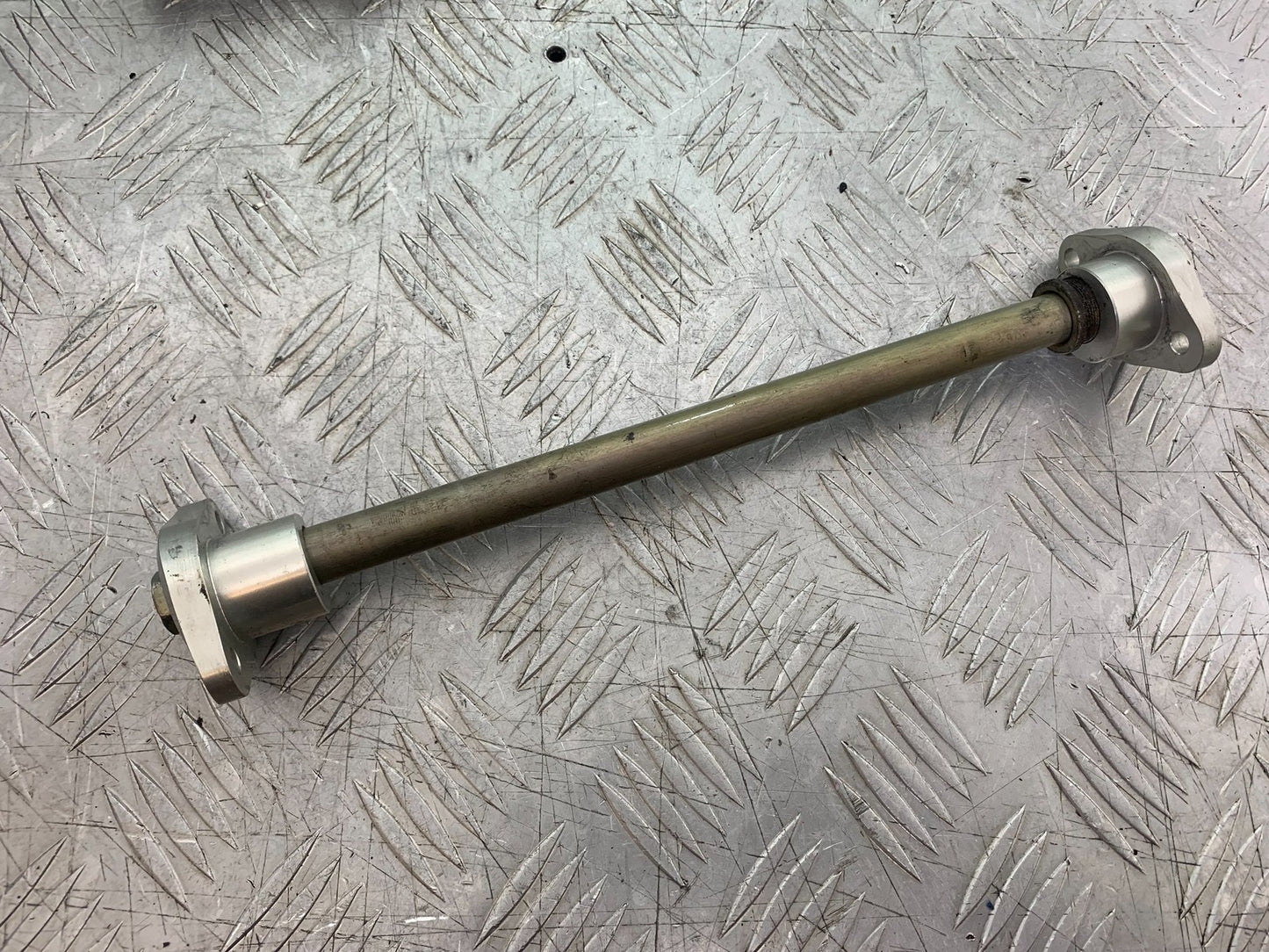 TRIUMPH 675 STREET TRIPLE R SWINGARM SPINDLE    YEAR 2013 - 2016 (CMB1221)
