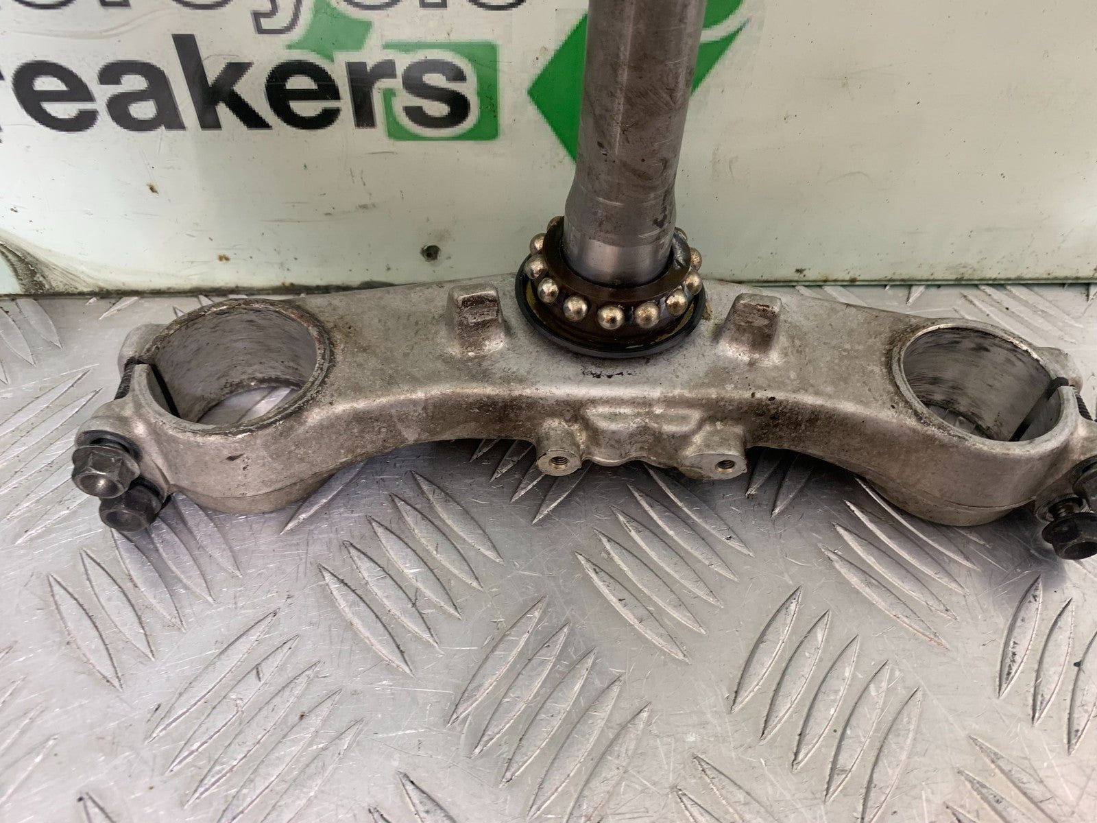 SUZUKI GSF1200 GSF 1200 BANDIT BOTTOM YOKE   YEAR 2001-2004 (CMB1188)