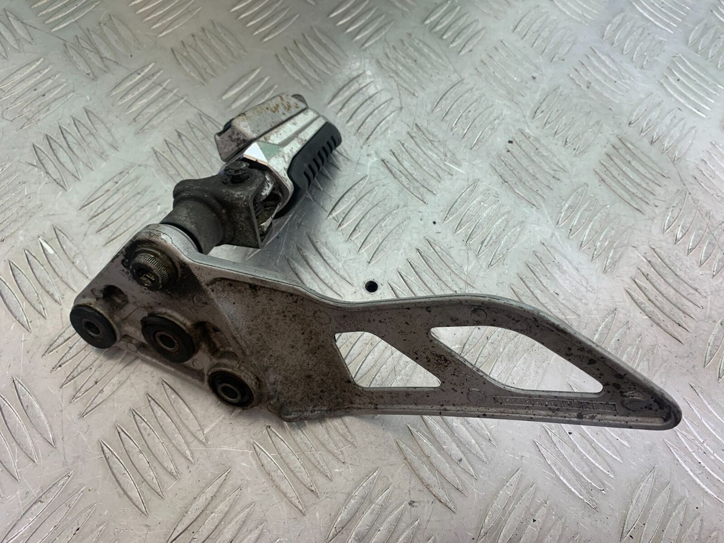 SUZUKI GSF1250 GSF 1250 BANDIT FRONT LEFT HANGER & PEG  YEAR 2007-2011 (CMB1125)