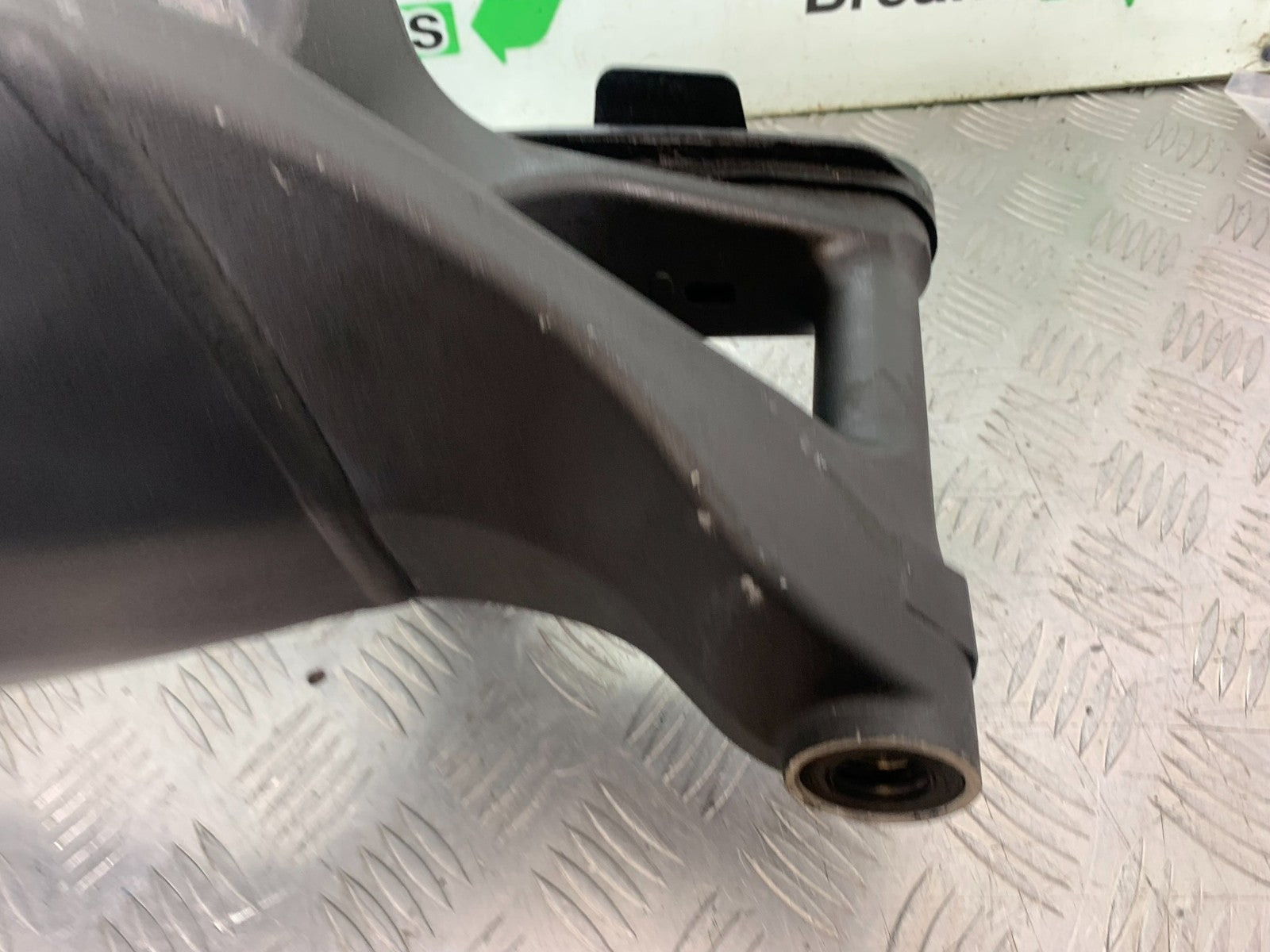 KAWASAKI ZX10R ZX10 R SWINGARM  2008-2010 (CMB1301)