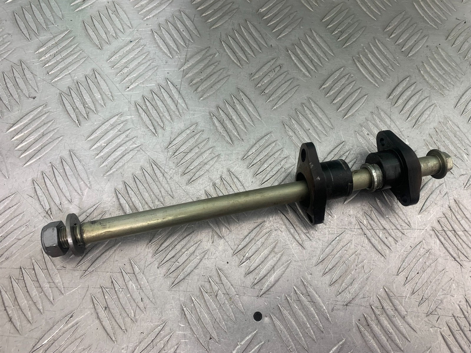 TRIUMPH 675 STREET TRIPLE RX SWINGARM SPINDLE  2015- 2017 (CMB1299)