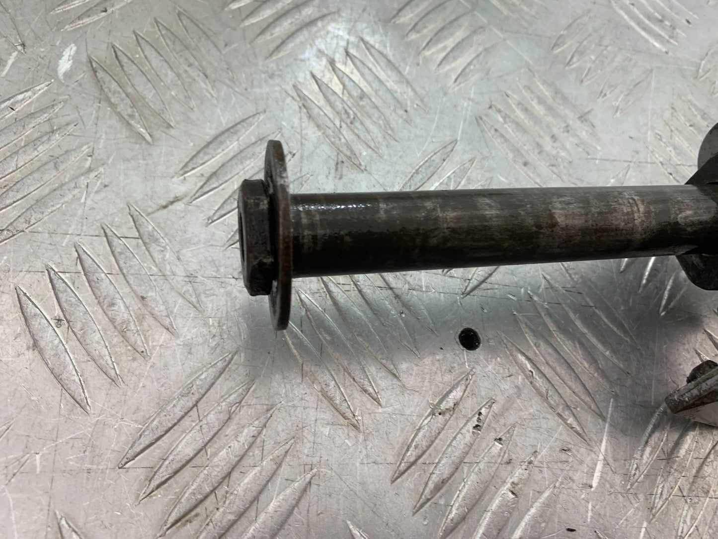 YAMAHA FZS600 FAZER 600 REAR WHEEL SPINDLE & ADJUSTERS  YEAR 1998-2001 (CMB1267)