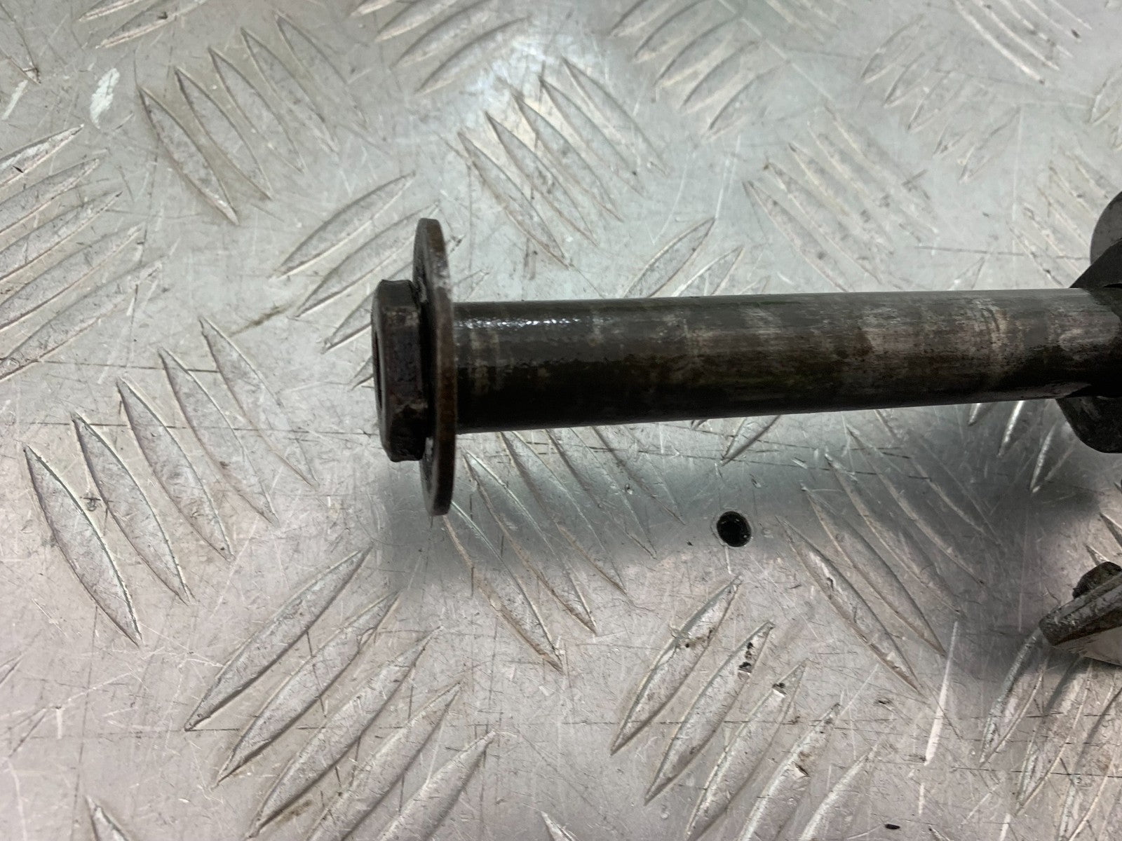 YAMAHA FZS600 FAZER 600 REAR WHEEL SPINDLE & ADJUSTERS  YEAR 1998-2001 (CMB1267)